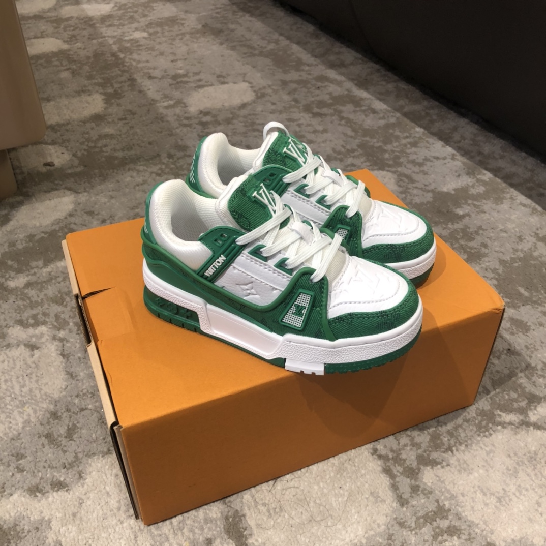 Children's shoes child